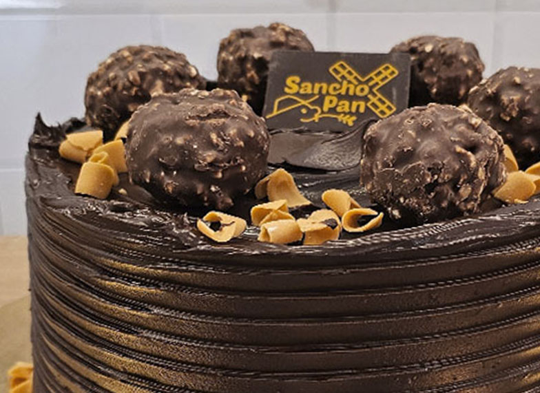 Bizcocho de chocolate relleno de crema de chocolate y avellana, cubierto con una delicada capa de chocolate y decorado con bombones Ferrero.