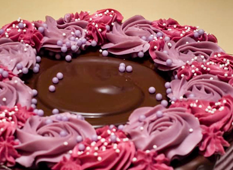 Tarta de Celebración SanchoPan Las Retamas Alcorcón bizcocho y relleno de chocolate con merengue suizo color lila y morado