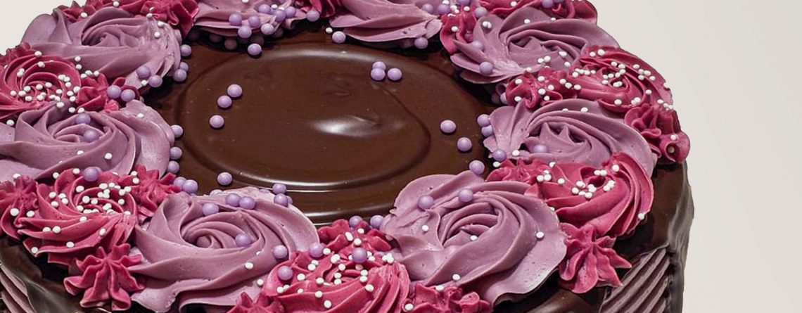 Tarta bizcocho y relleno de chocolate con merengue suizo color lila y morado SanchoPan Las Retamas Alcorcón