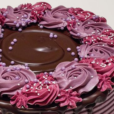 Tarta bizcocho y relleno de chocolate con merengue suizo color lila y morado SanchoPan Las Retamas Alcorcón