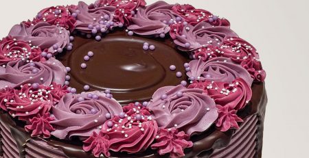 Tarta bizcocho y relleno de chocolate con merengue suizo color lila y morado SanchoPan Las Retamas Alcorcón