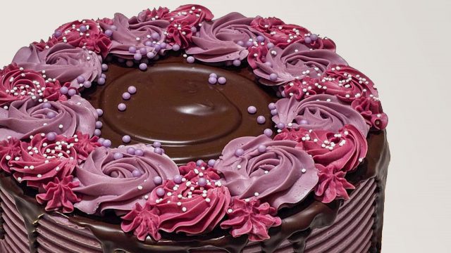 Tarta bizcocho y relleno de chocolate con merengue suizo color lila y morado SanchoPan Las Retamas Alcorcón