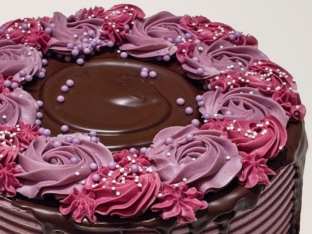Tarta bizcocho y relleno de chocolate con merengue suizo color lila y morado SanchoPan Las Retamas Alcorcón