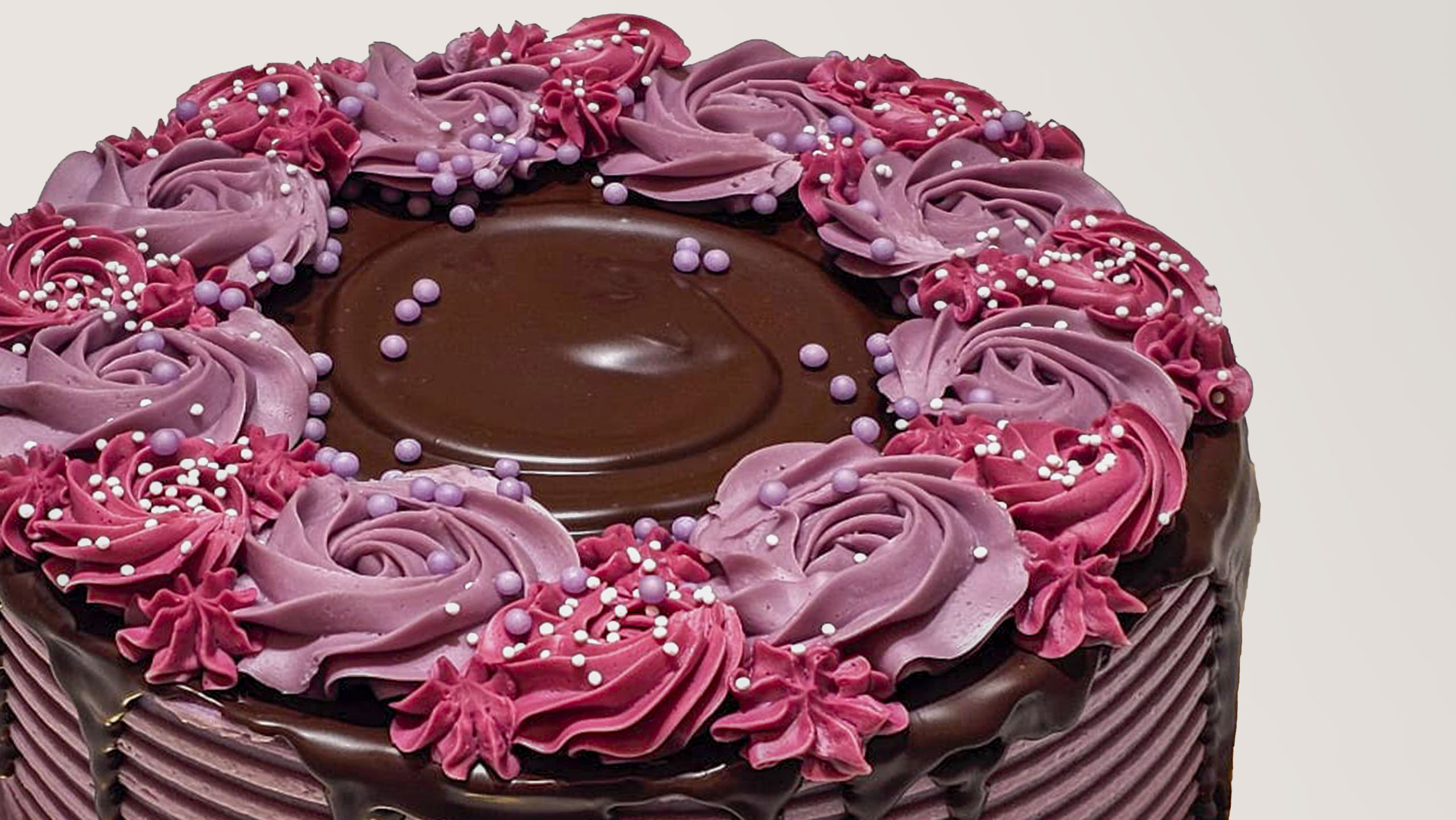 Tarta bizcocho y relleno de chocolate con merengue suizo color lila y morado SanchoPan Las Retamas Alcorcón