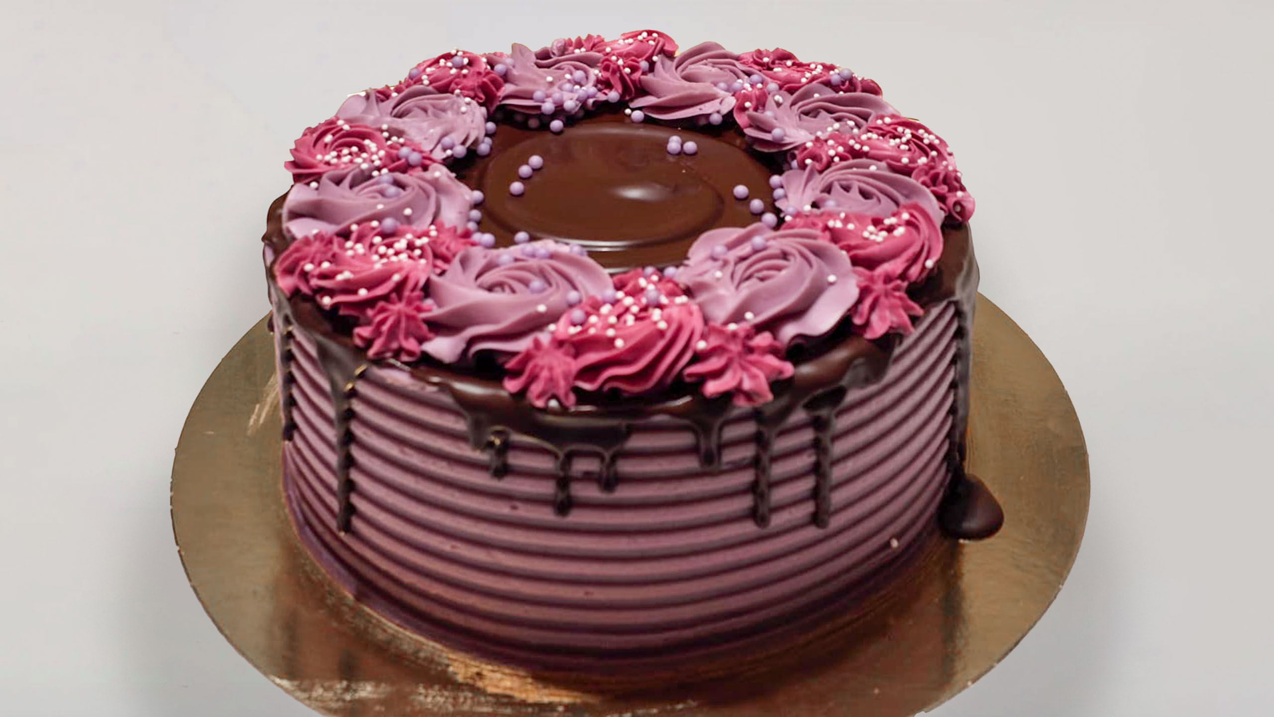 Tarta bizcocho y relleno de chocolate con merengue suizo color lila y morado SanchoPan Las Retamas Alcorcón 6