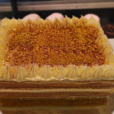 Tarta bizcocho y relleno de chocolate con merengue suizo color lila y morado SanchoPan Las Retamas Alcorcón