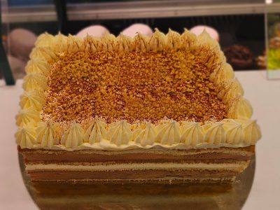 Tarta bizcocho y relleno de chocolate con merengue suizo color lila y morado SanchoPan Las Retamas Alcorcón