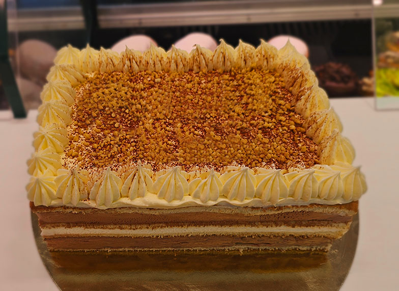 Tarta bizcocho y relleno de chocolate con merengue suizo color lila y morado SanchoPan Las Retamas Alcorcón